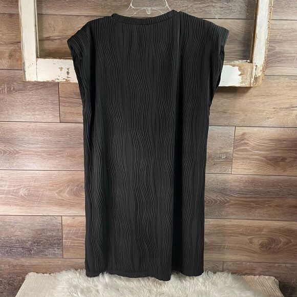 NWT YYA Women’s Black Rippled Texture Material Shift Dress Size Med Cap Sleeve - Picture 4 of 9